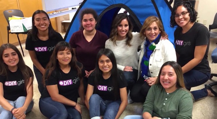 Queste ragazze hanno realizzato una tenda con pannelli solari per aiutare i senzatetto