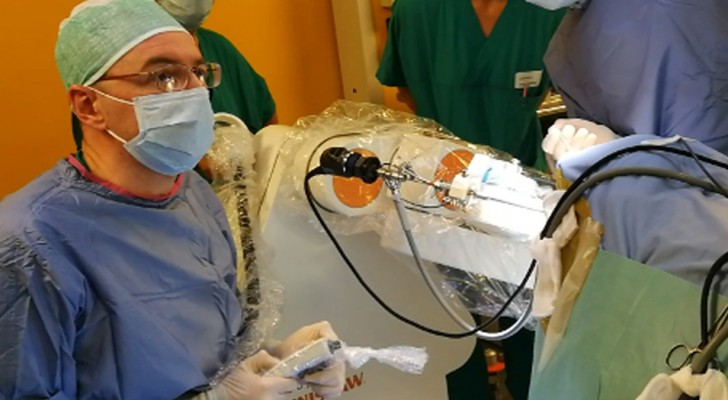 Un team di chirurghi italiani salva un bimbo di 11 anni grazie all'aiuto di un robot