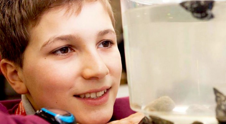 Questo ragazzo scopre il modo di catturare le micro-plastiche in mare e vince un premio internazionale