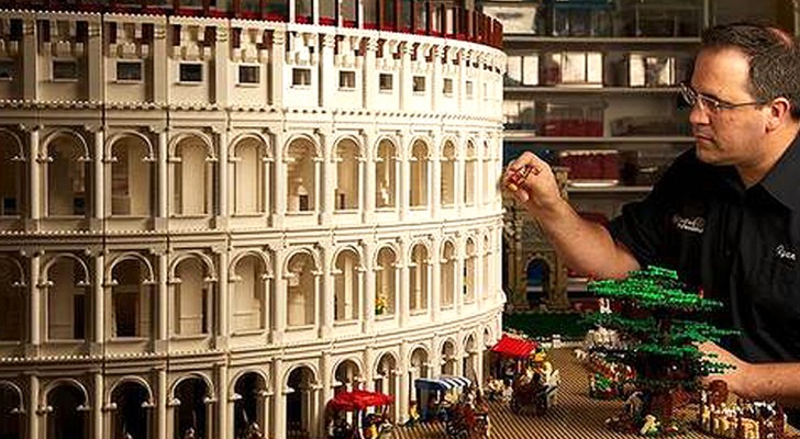 Questo artista dei Lego ha realizzato il Colosseo con 200.000 mattoncini colorati
