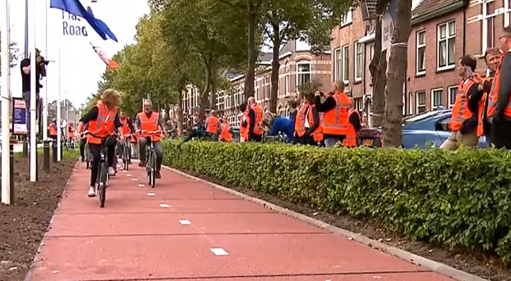 Aperta in Olanda la prima pista ciclabile realizzata con plastica riciclata: è resistente e 100% green