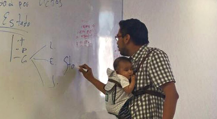 Este professor se ofereceu para cuidar do filho de uma estudante para que ela pudesse acompanhar a aula