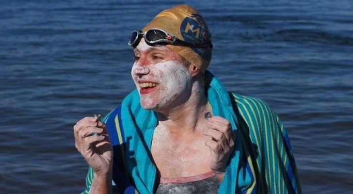 Après avoir vaincu le cancer, elle traverse la Manche à la nage 4 fois sans s'arrêter et bat tous les records