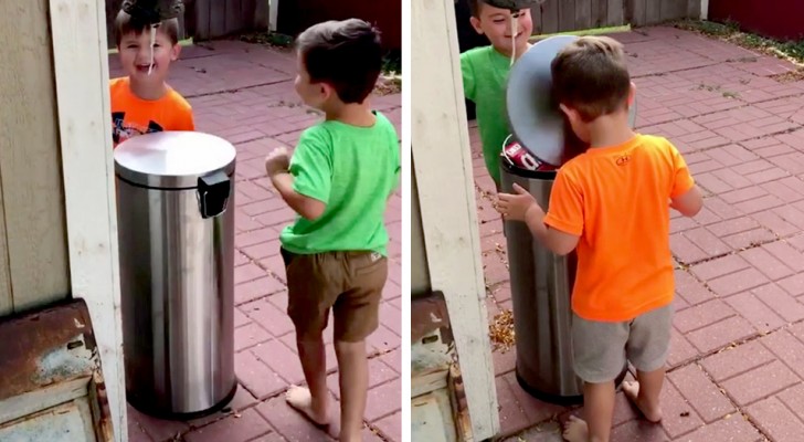 Estes dois meninos se divertem fazendo a tampa do lixo bater na cabeça deles