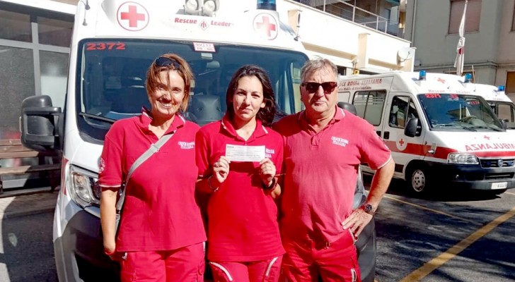 Chiede alla Croce Rossa quanto costa un'ambulanza, poi si presenta con un assegno da 50 mila euro