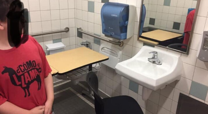 Dit autistische kind heeft stilte nodig om zijn huiswerk te maken en de leraar verplaatst het bureau naar de toiletten