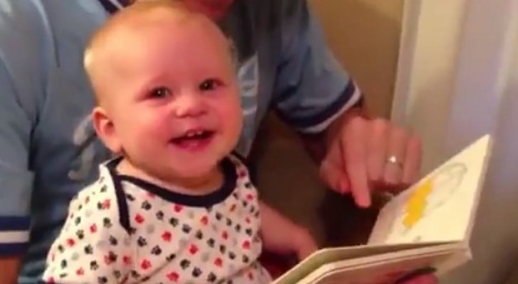A reação de um bebê que descobre o que é um livro