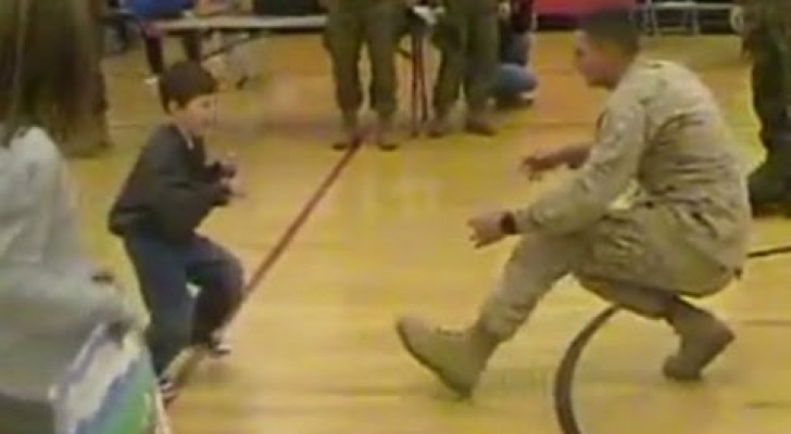 Questo Marine era partito sapendo che suo figlio non avrebbe mai camminato: ecco il regalo che lo attende al suo ritorno