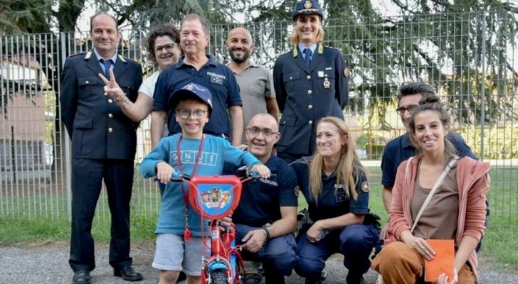 Roubam a bicicleta da criança e a polícia decide dar uma nova para o garotinho no seu aniversário