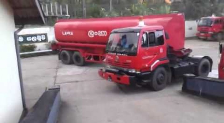 This brilliant driver makes an incredible U turn with a truck !