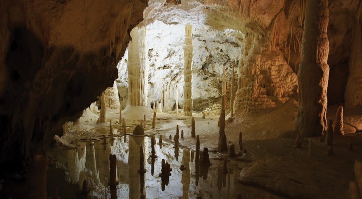 Le maestose Grotte di Frasassi: una bellezza naturale scoperta lanciando un sasso nel buio