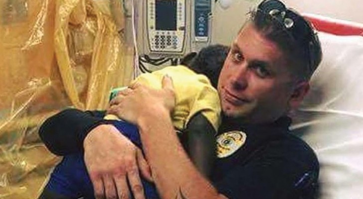 Trovano un bimbo che piange tutto solo in strada: un poliziotto lo abbraccia forte tutto il tempo per calmarlo