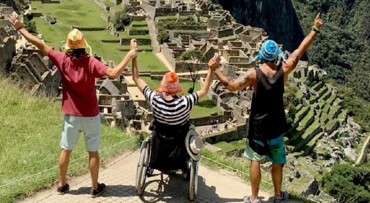 Questo ragazzo sulla sedia a rotelle è arrivato in cima al Machu Picchu grazie al suo migliore amico