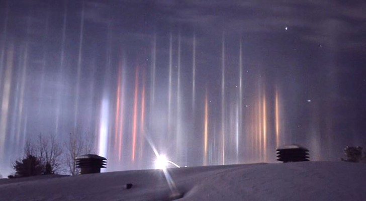 Canada, i pilastri di luce illuminano il cielo notturno: l'affascinante fenomeno immortalato da un ragazzo