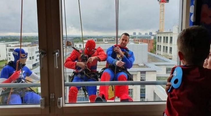 Fönsterputsarna klär ut sig till superhjältar för att överraska barnen som är inlagda på sjukhus