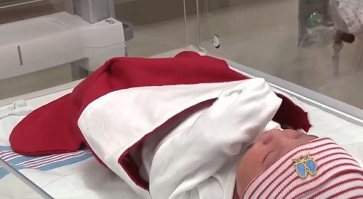 Durante décadas, este hospital envía a casa a los neonatos en adorables medias navideñas