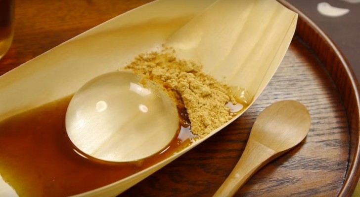 Der Mizu Shingen Mochi, der japanische Reiskuchen, der wie ein großer Wassertropfen aussieht