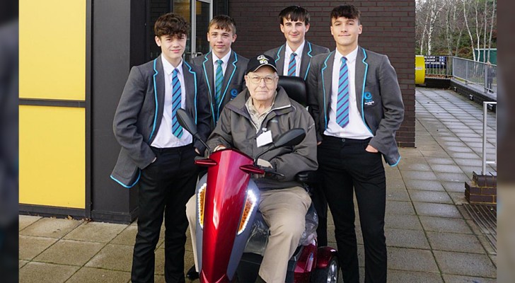 These four teenagers helped an elderly man by pushing him on his electric scooter for a mile after it had broken down