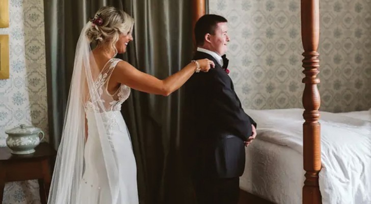 La mariée décide de photographier le moment où elle révèle sa robe à son frère atteint de trisomie 21