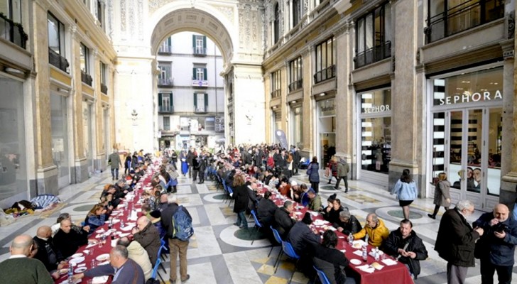 Napoli: 250 senzatetto partecipano al pranzo di Natale sotto le arcate della Galleria Umberto I