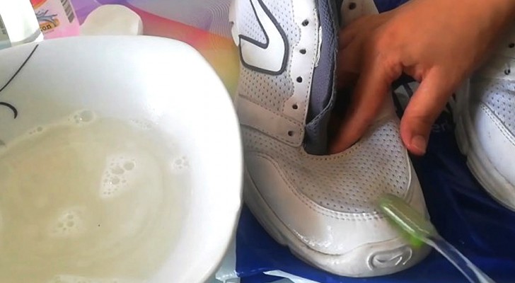 La tecnica facile, economica ed efficace per sbiancare le scarpe da ginnastica senza usare la lavatrice