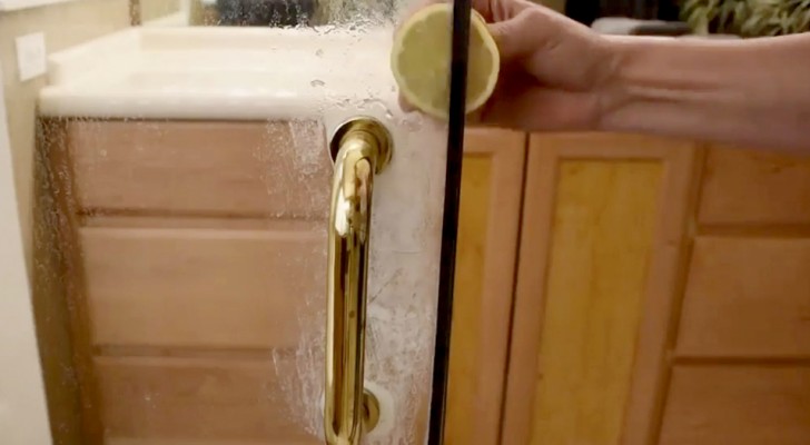 Il metodo naturale fai-da-te per pulire la doccia usando un solo limone