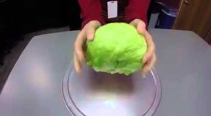 Aqui mostramos como remover el centro de la ensalada en menos de 5 segundos!