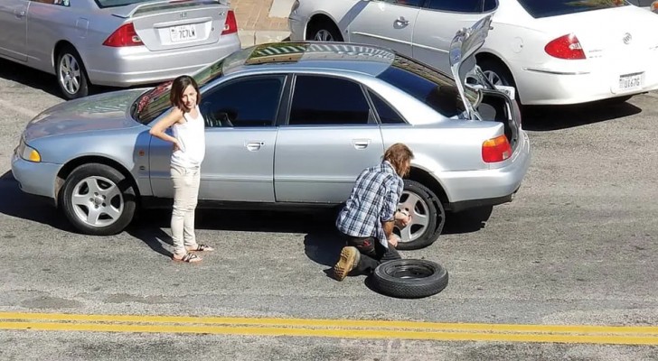 Una mujer pincha la rueda del auto en medio del tráfico: ninguno se detiene a ayudarla excepto un indigente