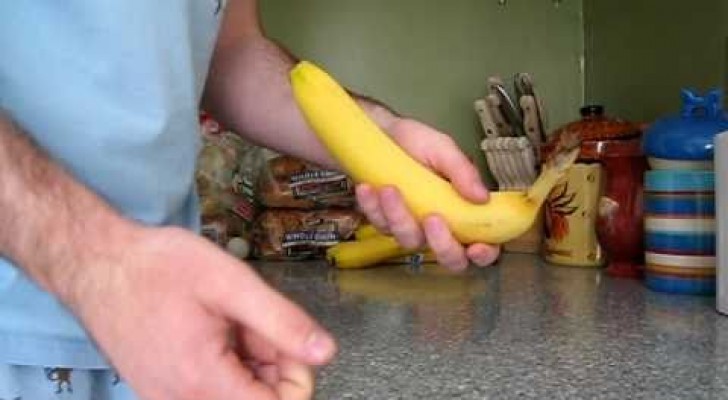 I can't believe I peeled bananas the WRONG way all my life, here's how you do It!