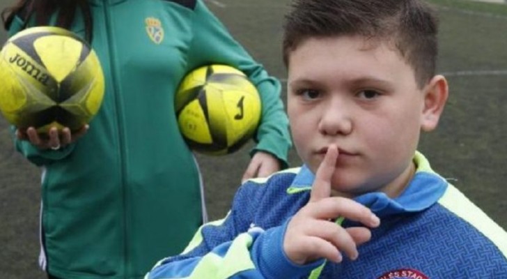 Die Schiedsrichterin wird von den Eltern beleidigt, doch der 11-jährige Torwart unterbricht das Spiel, um sie zu verteidigen