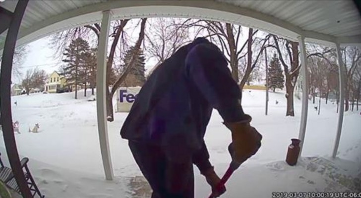 Un corriere ripulisce dalla neve il portico di una donna dopo aver saputo che è rimasta vedova di recente