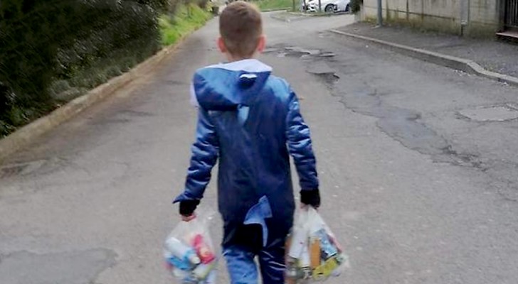 Un bambino di 8 anni ripulisce le strade dai coriandoli e dalle bombolette dopo i festeggiamenti del Carnevale