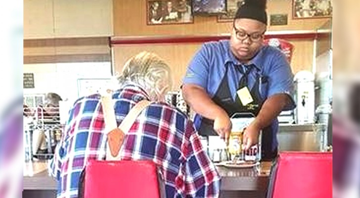 La dipendente di questa tavola calda aiuta un anziano in difficoltà a tagliare il cibo che non riusciva a mangiare