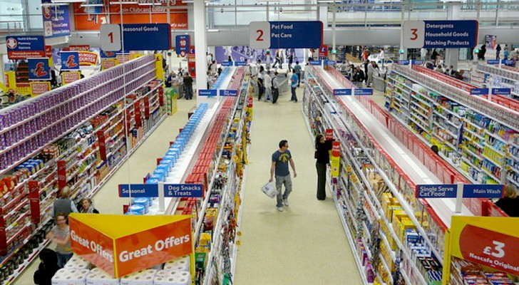 Een supermarkt heeft besloten een uur na opening alleen ouderen binnen te laten om blootstelling aan Covid-19 te voorkomen