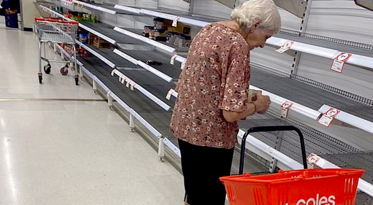 Coronavirus : l'image poignante d'une vieille dame devant les étagères vides d'un supermarché pris d'assaut