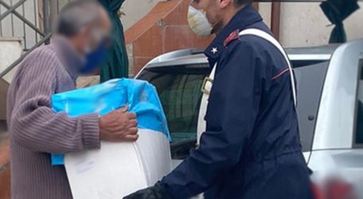 Ha due genitori anziani, il frigo vuoto e un solo pacco di pasta in dispensa: i carabinieri gli regalano le provviste