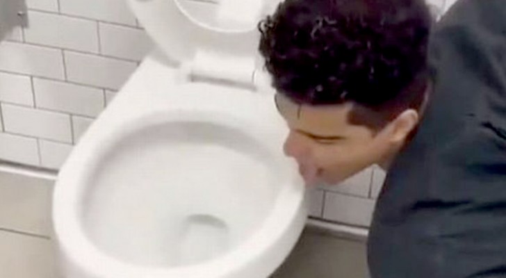 En kille slickar på toan på en offentlig toalett för att "utmana" coronaviruset, nu är han inlagd