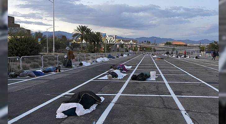 Nonostante gli alberghi vuoti, a Las Vegas i senzatetto dormono in un parcheggio asfaltato con gli spazi delimitati