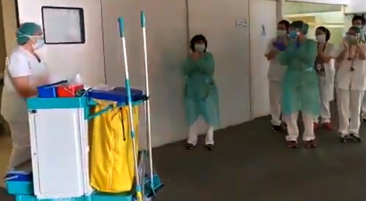 Läkare och sjuksköterskor bjuder på en applåd för städpersonalen på sjukhuset, en yrkesgrupp som ofta hamnar i skymundan