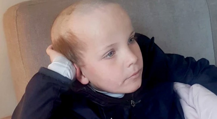 Durante o isolamento, um menino de 5 anos pede para o irmão mais velho cortar seu cabelo como o de "um idoso" 