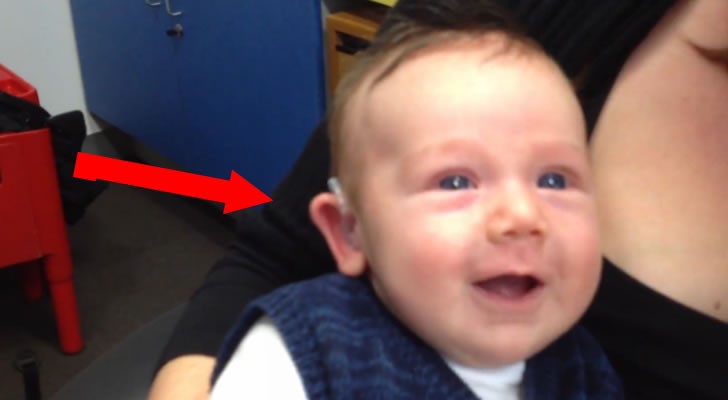7 weeks old baby hears the voice of his father for the first time: his smile is priceless !