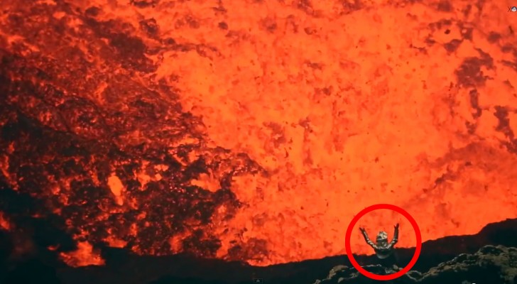 Deze man is absurd, Hij gaat een vulkaan in die op uitbarsten staat!