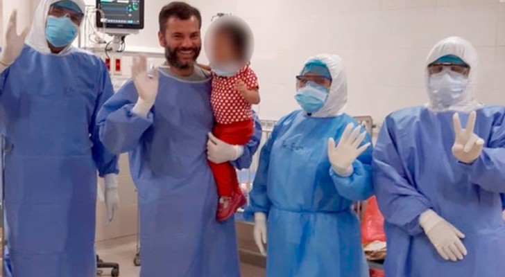 Coronaviruset: en 2-årig flicka blir helt frisk efter 8 dagar på sjukhus