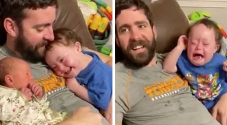 En pojke med Downs syndrom ler när han ser sin nyfödda syster och blir ledsen när hon försvinner