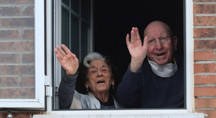 Ett äldre par bekämpar covid-19 och får komma hem igen, efter 65-års äktenskap är de även enade av sjukdomen