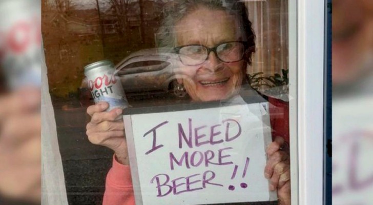 Una simpatica 93enne in isolamento "chiede" ai vicini di comprarle la birra con un cartello alla finestra