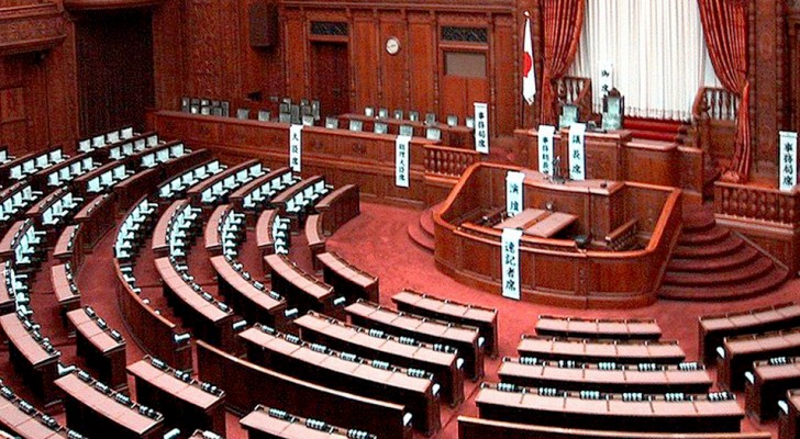 Giappone: il Parlamento si taglia lo stipendio del 20% per fronteggiare l'emergenza economica da Covid-19