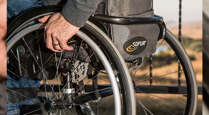 Un anziano accompagna la moglie disabile a fare la spesa: la coppia viene multata di 900 euro