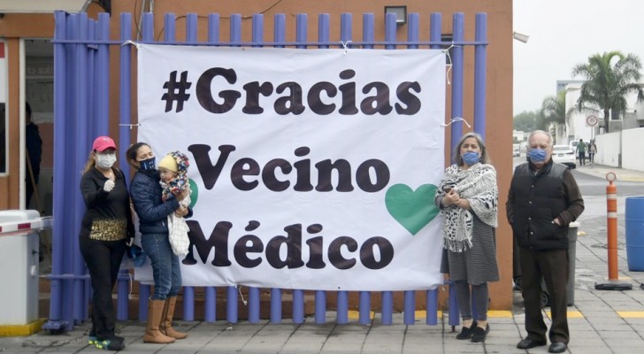 "Dank u, buurarts": een spandoek vol dankbaarheid van enkele burgers tegenover gezondheidsmedewerkers