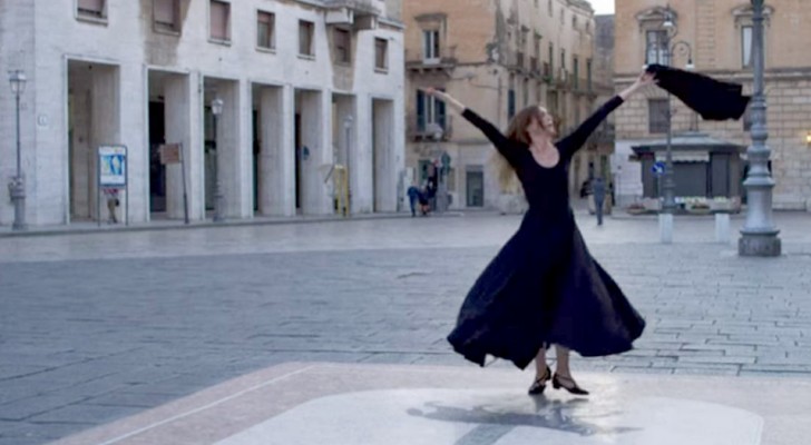 Lecce: una ballerina solitaria incanta la piazza deserta della città danzando la Pizzica salentina